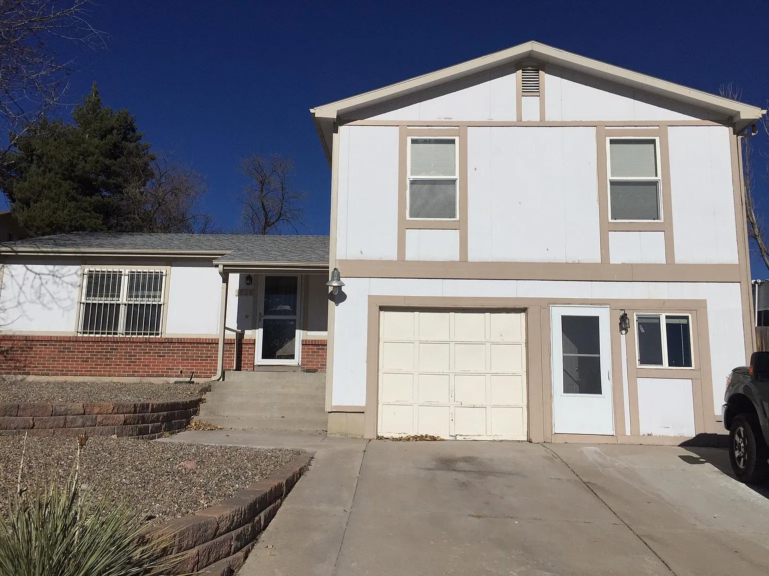 4 bed, 2400 sqft, $2,500 — Photo 2