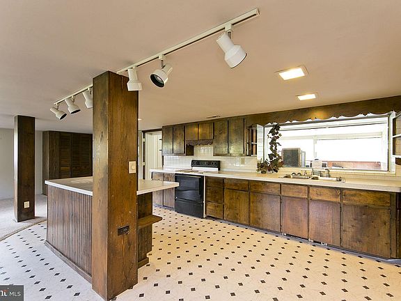 3rd image of 99 Meadowland Bluff Ln