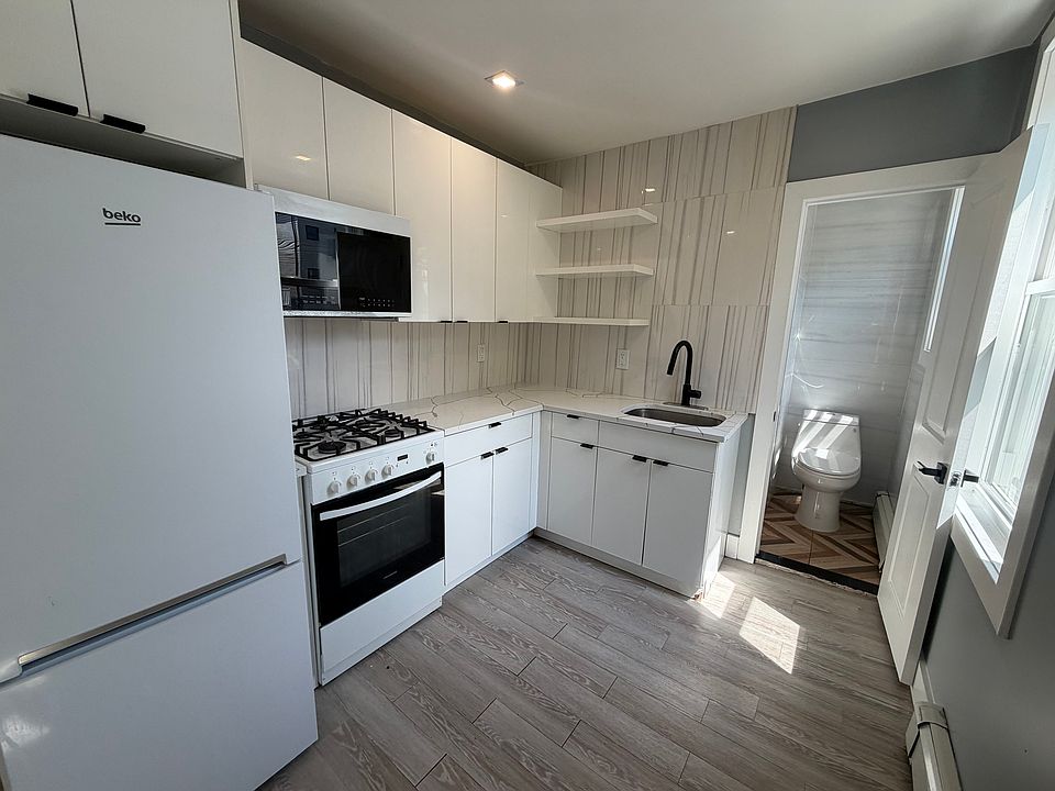 1st image of 28 Dales Ave Floor 3