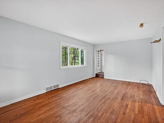 4th image of 1328 Merle Hay Rd