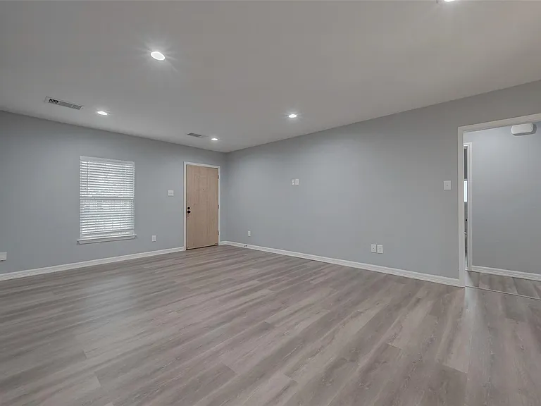 6322 Victoria St — Photo 7