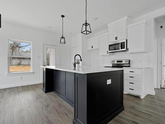 3rd image of 811 Park Dr