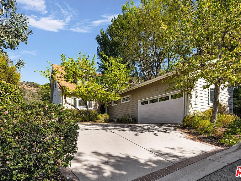1758 Clear View Dr — Photo 1