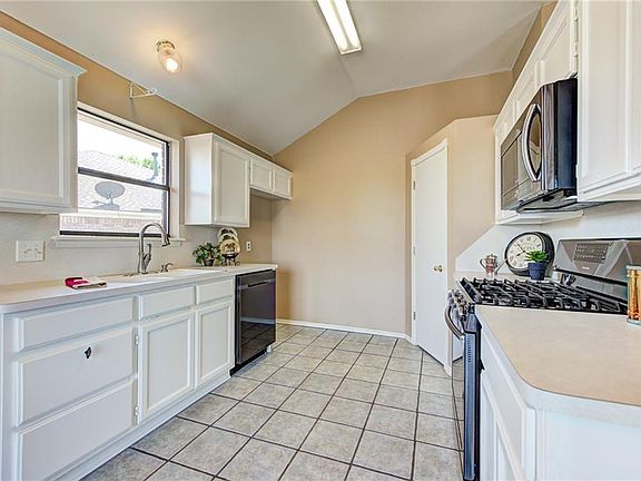 4th image of 2308 Karsten Creek Dr