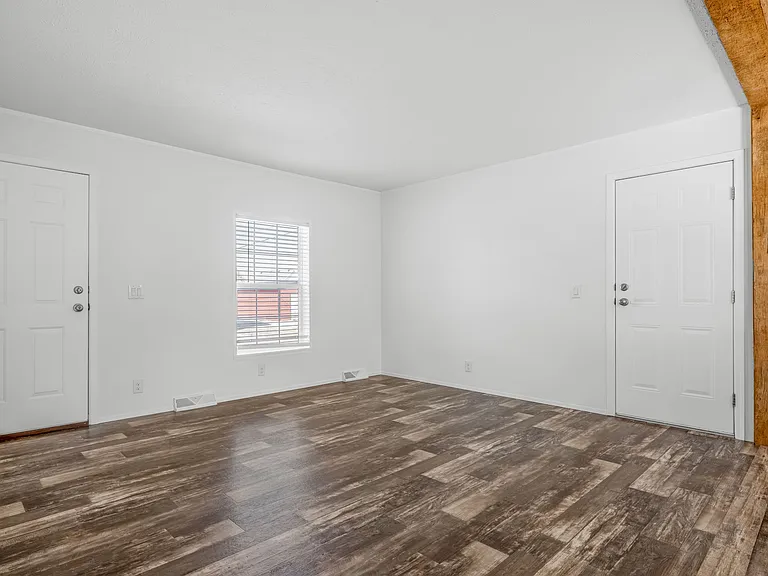 204 E 11th St #1 — Photo 3