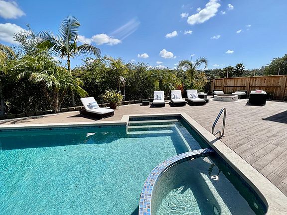 5th image of 944 Cypress Dr