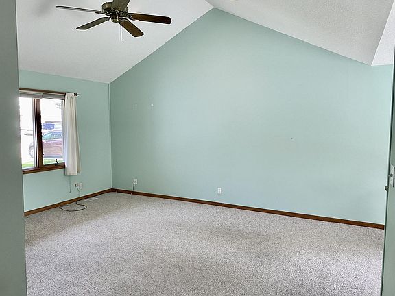 5th image of 375 Raven Dr