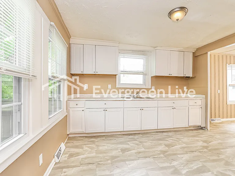 1900 Marion St — Photo 12