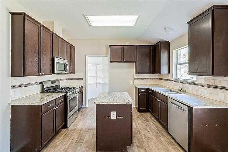 1st image of 2711 Glenwood Trl