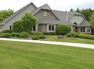 824 Shady Ridge Ct, Grafton, WI 53024