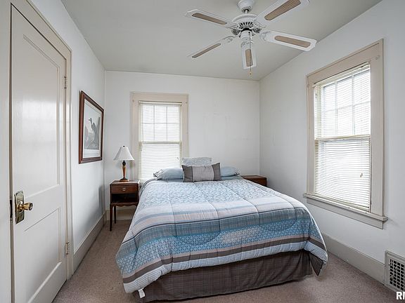 4th image of 2039 Tremont Ave