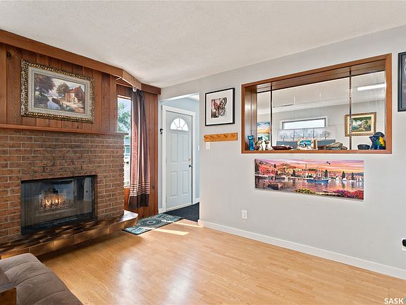 3rd image of 310 Douglas Crescent