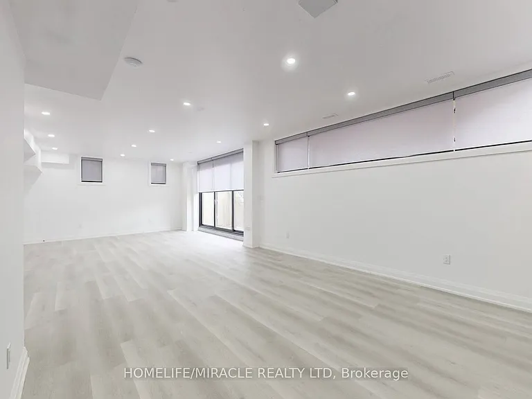 150 Stewart St — Photo 22