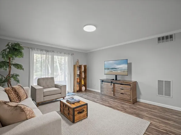 7 Shadowbrook Ln APT 9, Milford, MA 01757