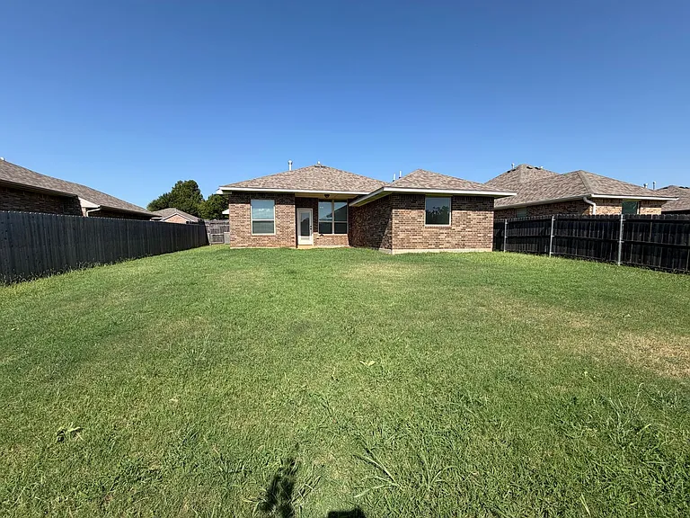215 Tuscany Cir — Photo 27