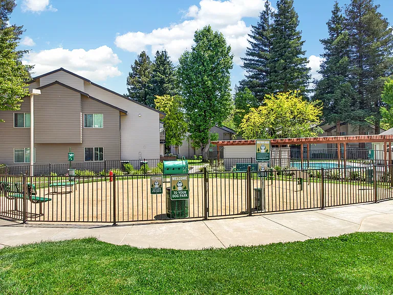 Laurel Oaks — Photo 10