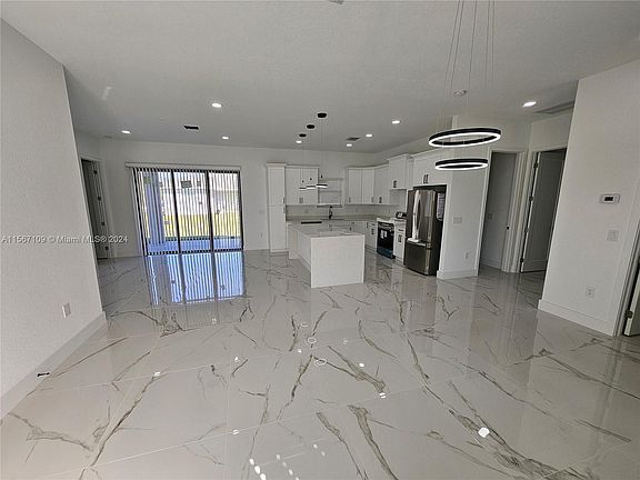 4th image of 651 Keller St E