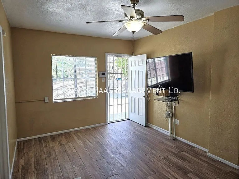 337 E 17th St — Photo 2