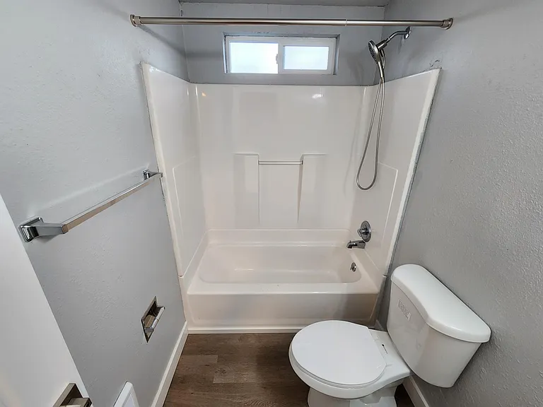 819 E 2nd St #1 — Photo 21