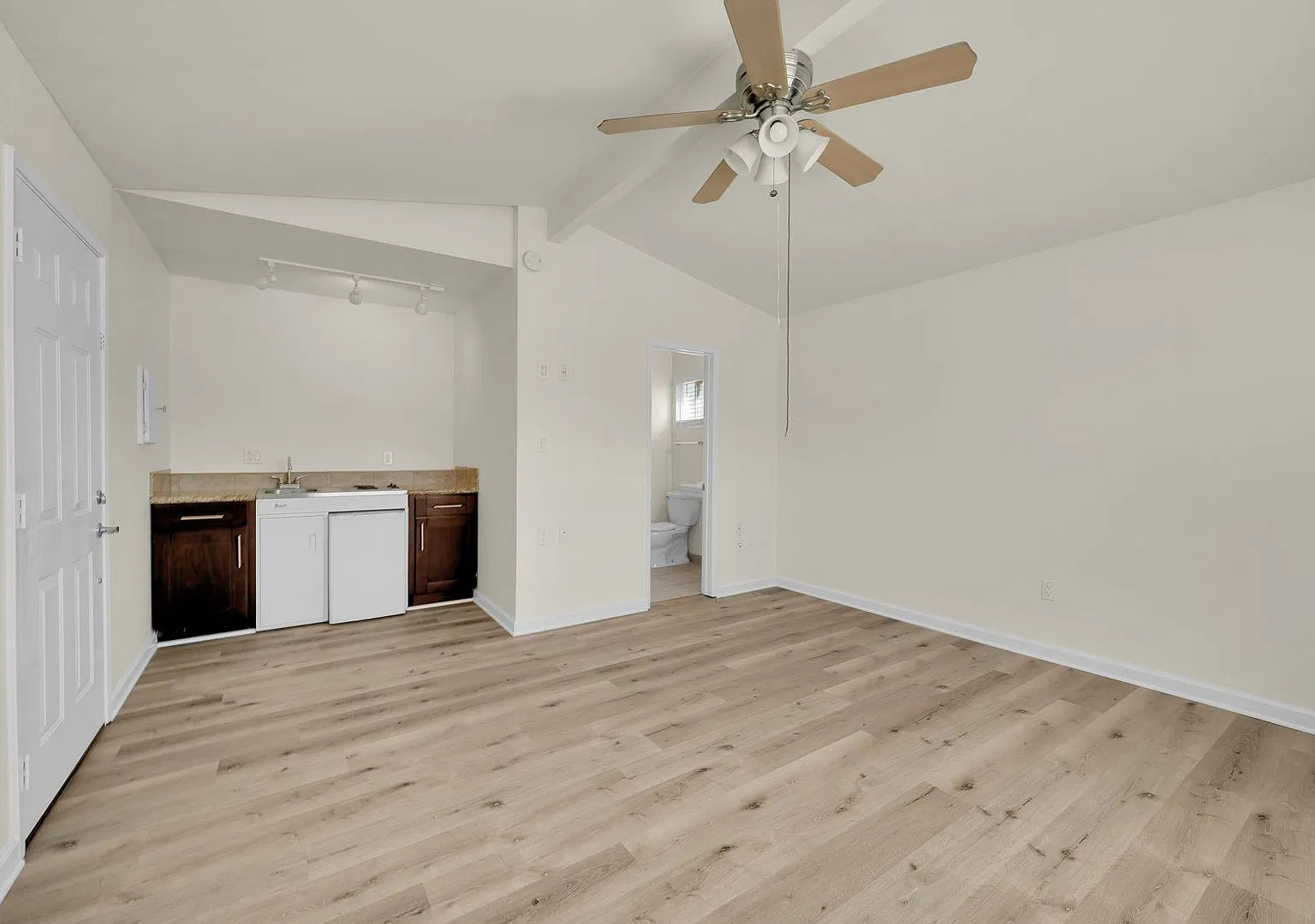 5 Br 3 Ba 1507 Sqft Home In Escondido — Photo 4