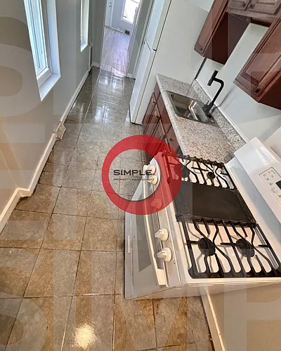 125 Moss St Photo 1