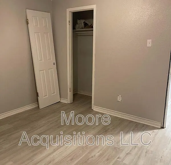 302 E Kansas St — Photo 16