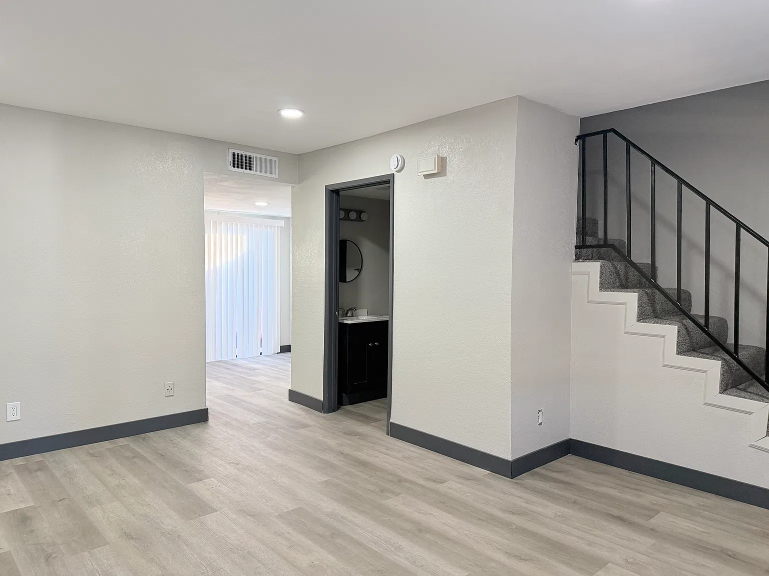 2 bed, 1.5 bath, 1000 sqft, $1,550 — Photo 2