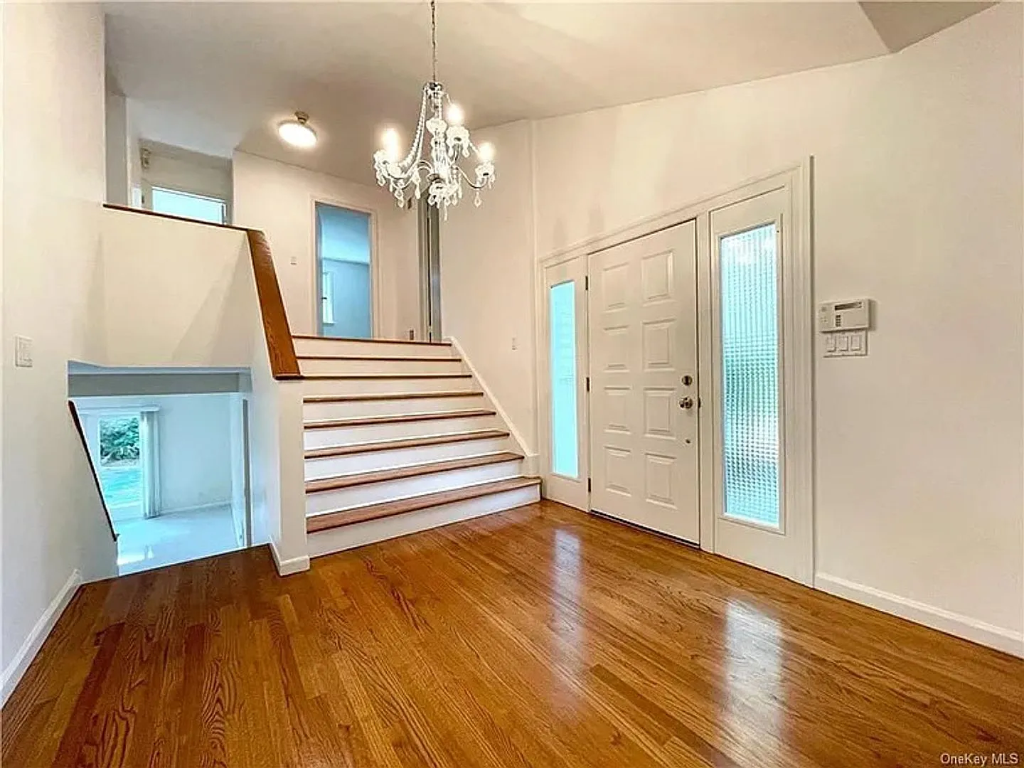 Spacious 4 Bed / 3.5 Bath Scarsdale Home with Bedroom Suites, Fireplace, Deck & Private Yard — Photo 2