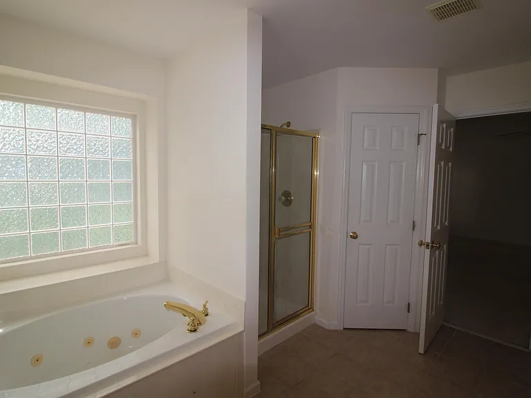 304 Peachtree Point Ct — Photo 16