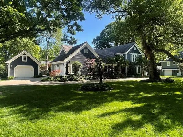2512 W 71st St, Prairie Village, KS 66208