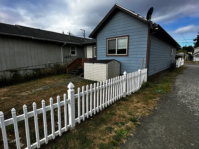 1943 Broadway Ave — Photo 16