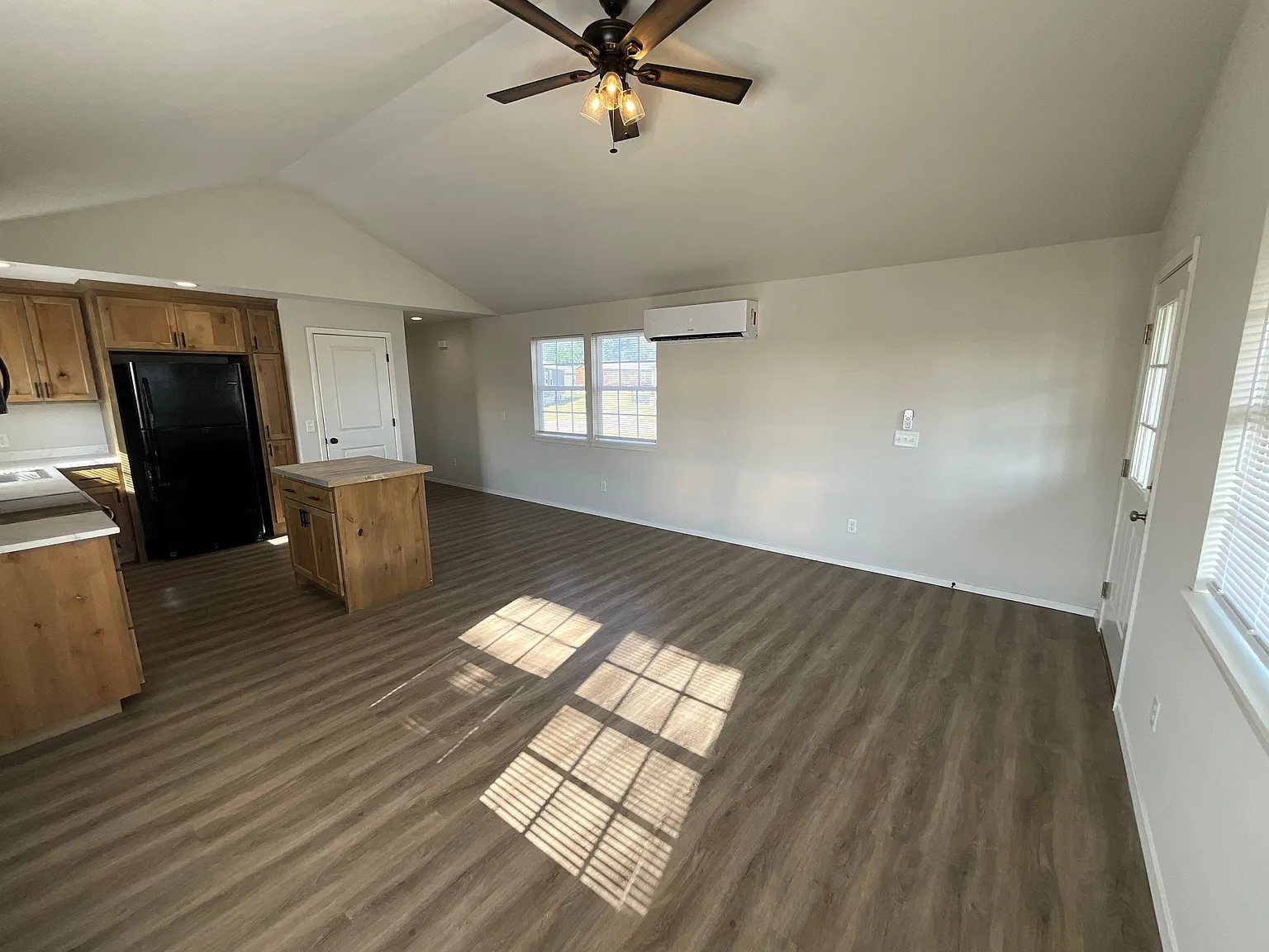 2 bed, 896 sqft, $1,100 — Photo 2