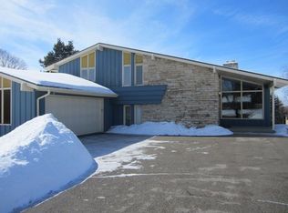 1496 Knoll Ter, Oconomowoc, WI 53066
