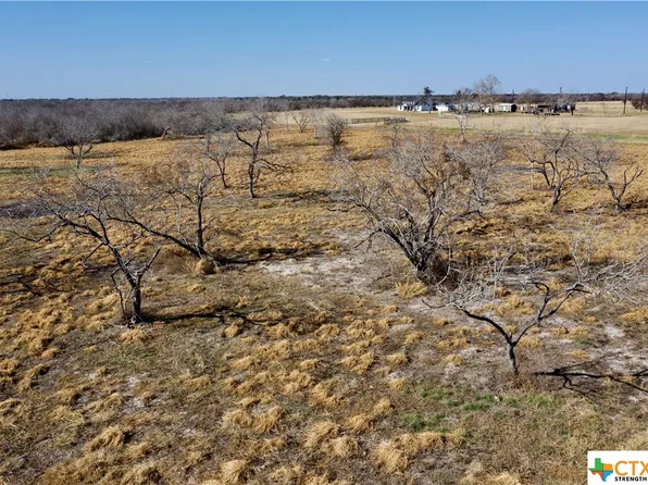 1 McCampbell Rd, Goliad, TX 77963