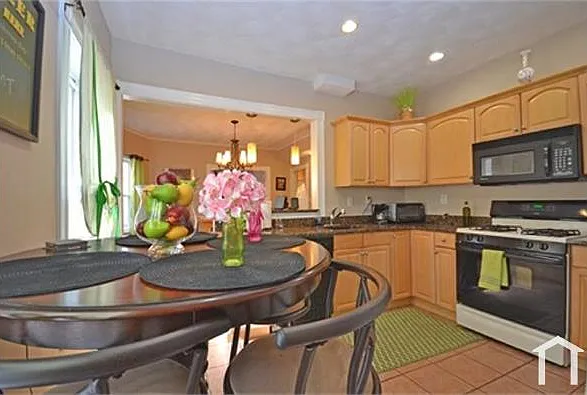9 Swan St #2 — Photo 4