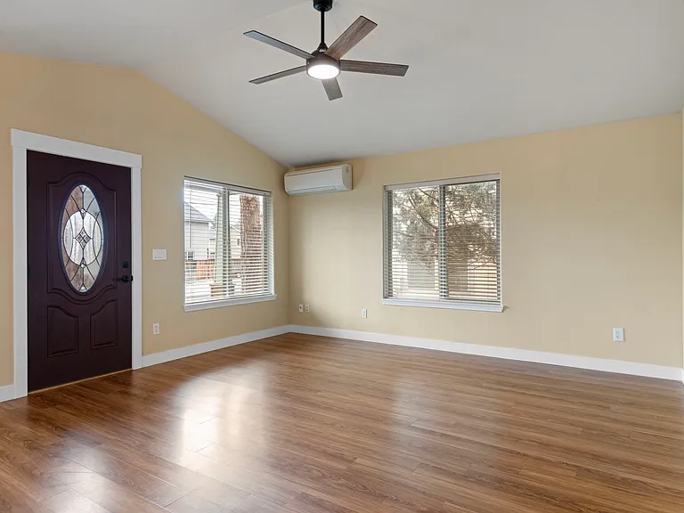 973 E Cascade Ave — Photo 3
