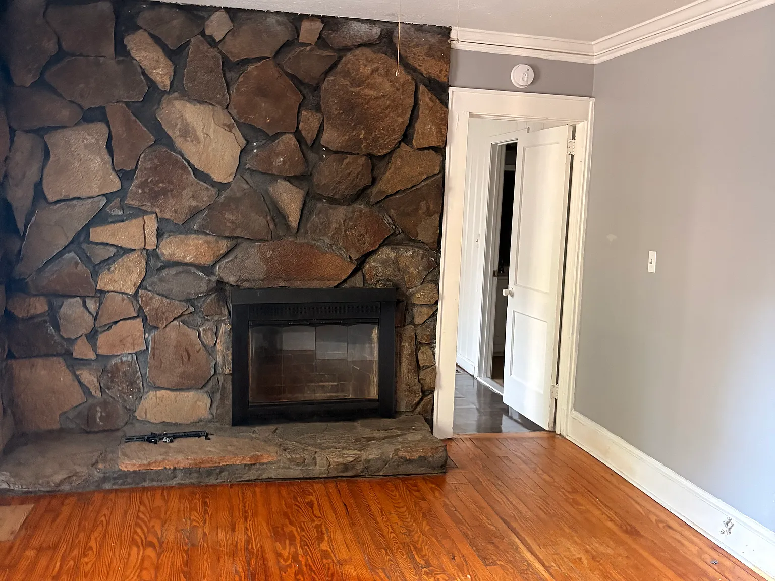 3 bed, $1,800 — Photo 2