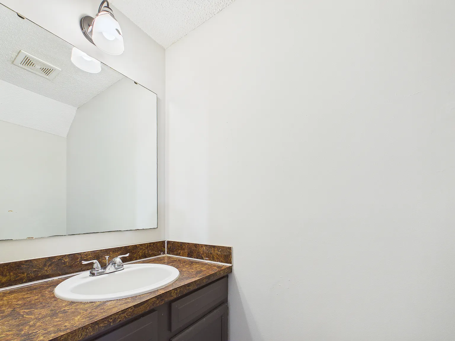 2 bed, 2.5 bath, 1008 sqft, $1,400 — Photo 4
