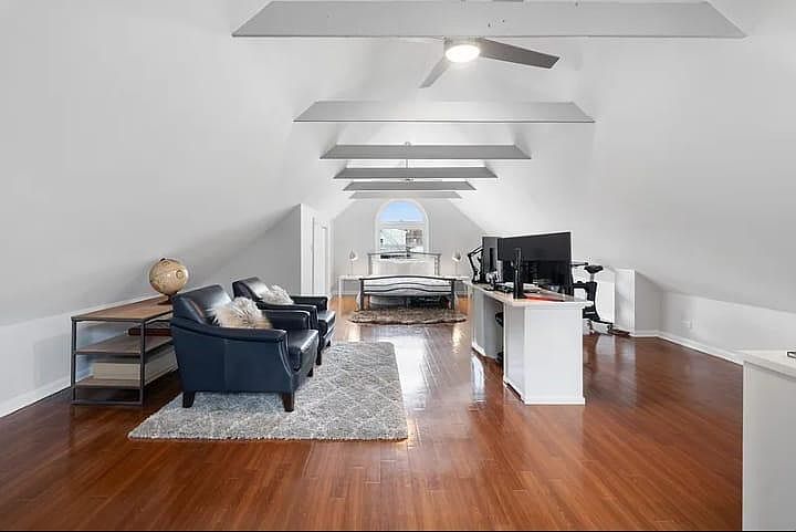 1st image of 1137 W Oakdale Ave