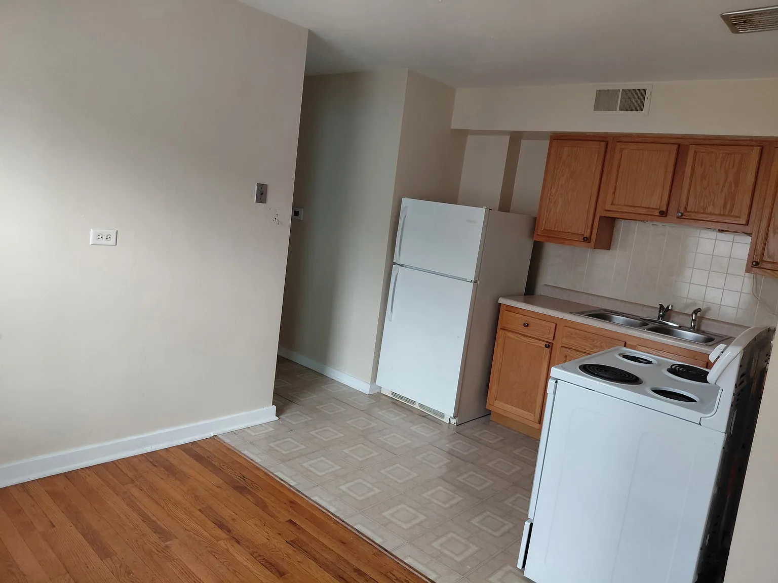 1 bed, 700 sqft, $1,200 — Photo 4