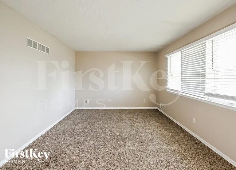 11404 E 62nd Ter — Photo 2