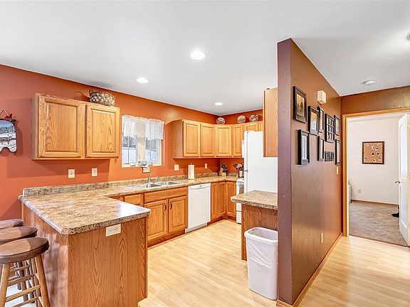 5th image of 2447 Deckner Ave
