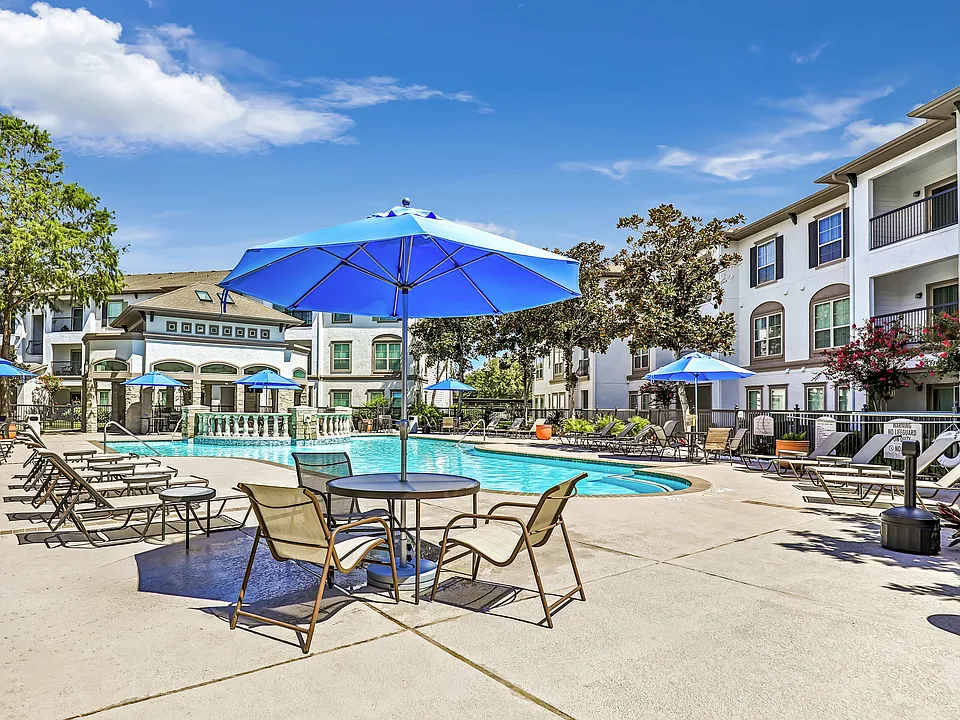 Cozy Poolside Seating