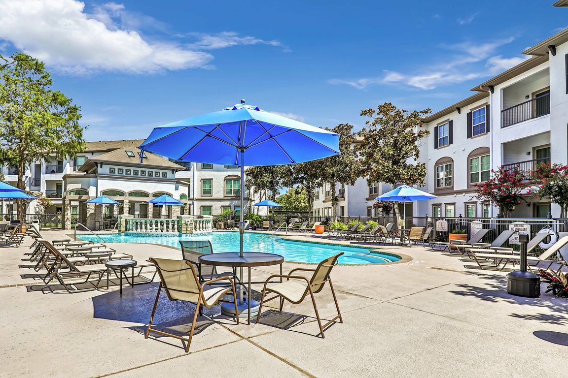 Cozy Poolside Seating
