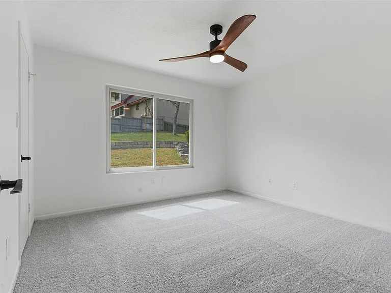 Oak Ridge Dr — Photo 3