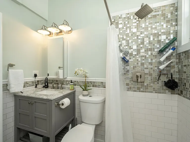 415 Julia St — Photo 23