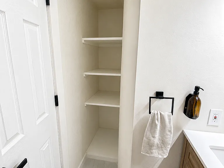 Upstairs Full Bathroom