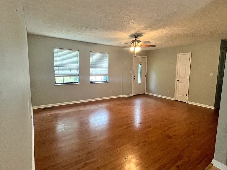 211 Hayter Dr — Photo 35