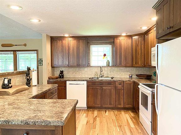 5th image of 2 Regina Dr