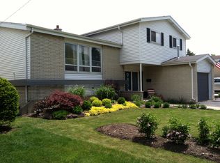 9831 N Huber Ln, Niles, IL 60714